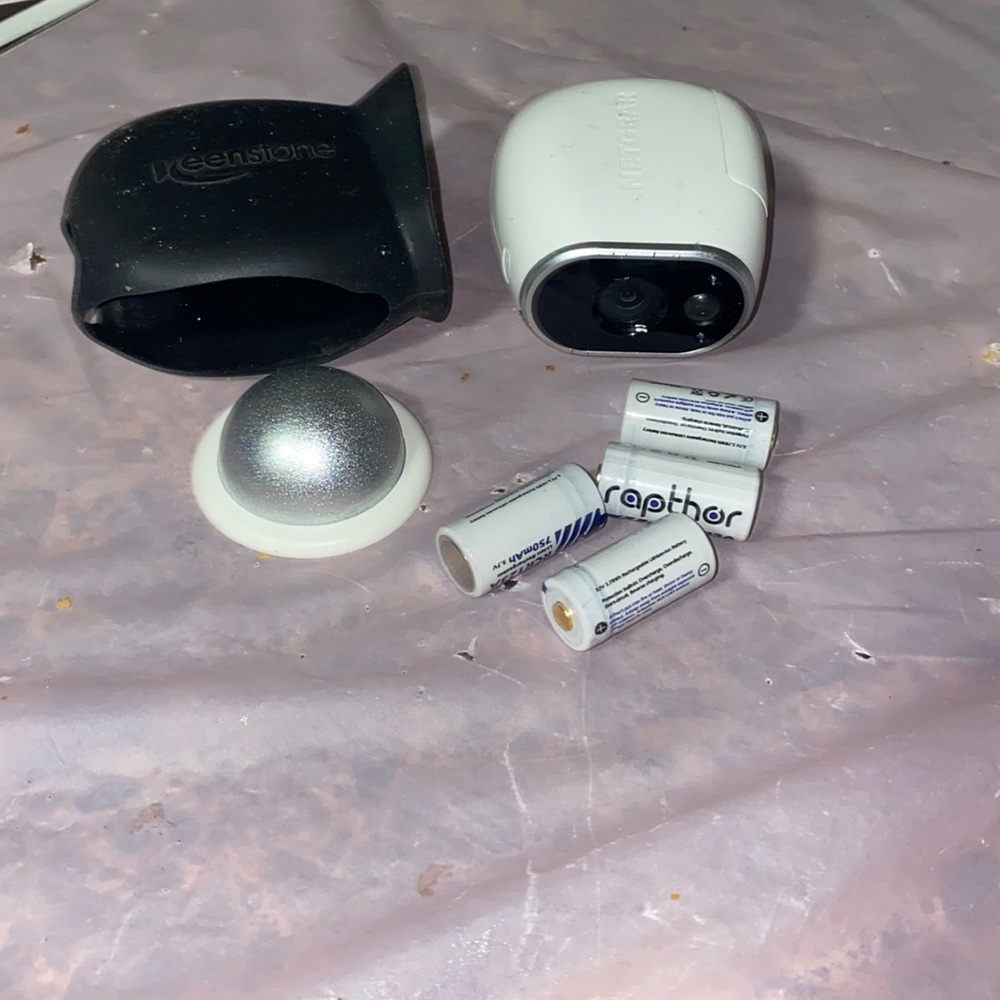 net gear security camera with battery’s and case